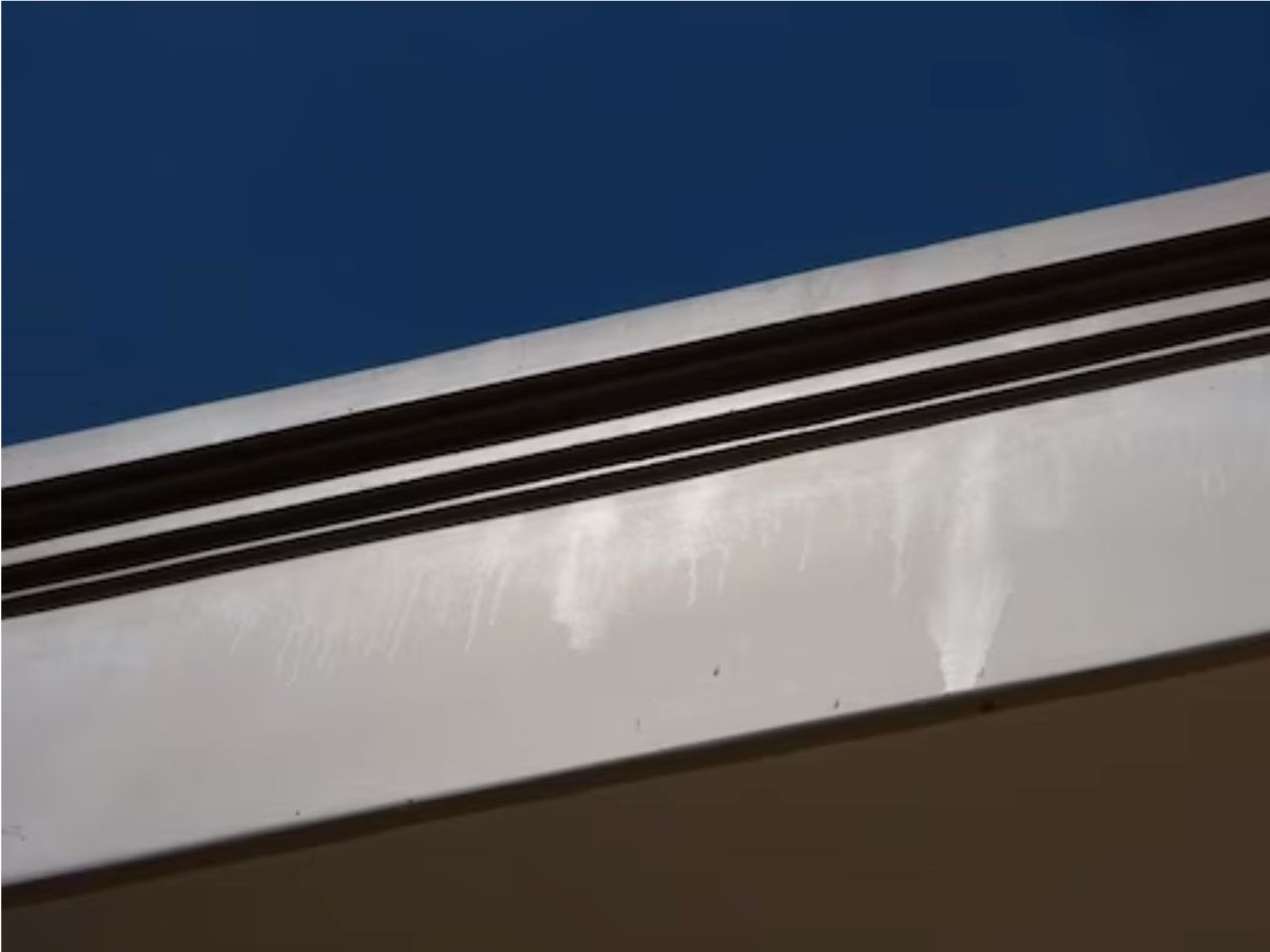 Sự cố màng sơn chảy vệt